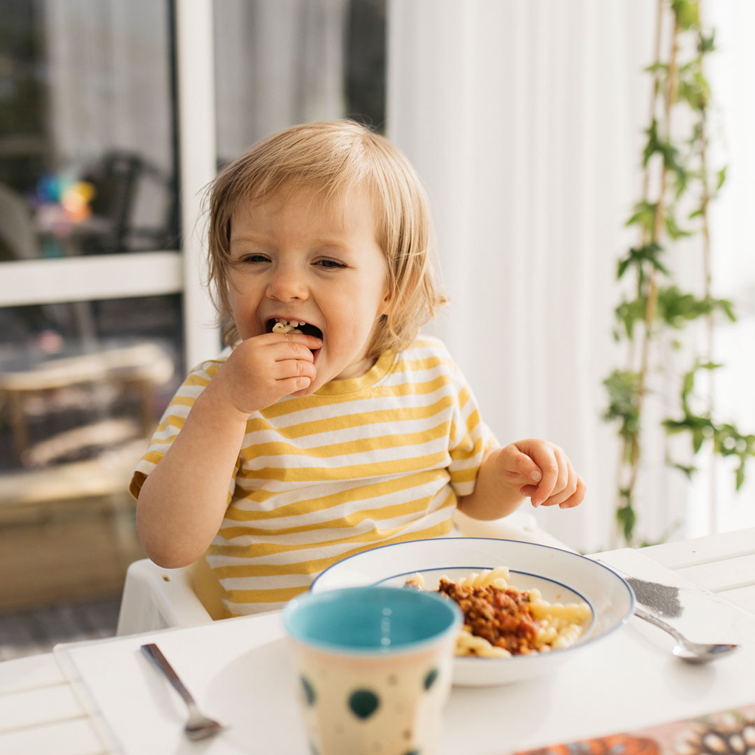 child-eating-pasta-with-hands